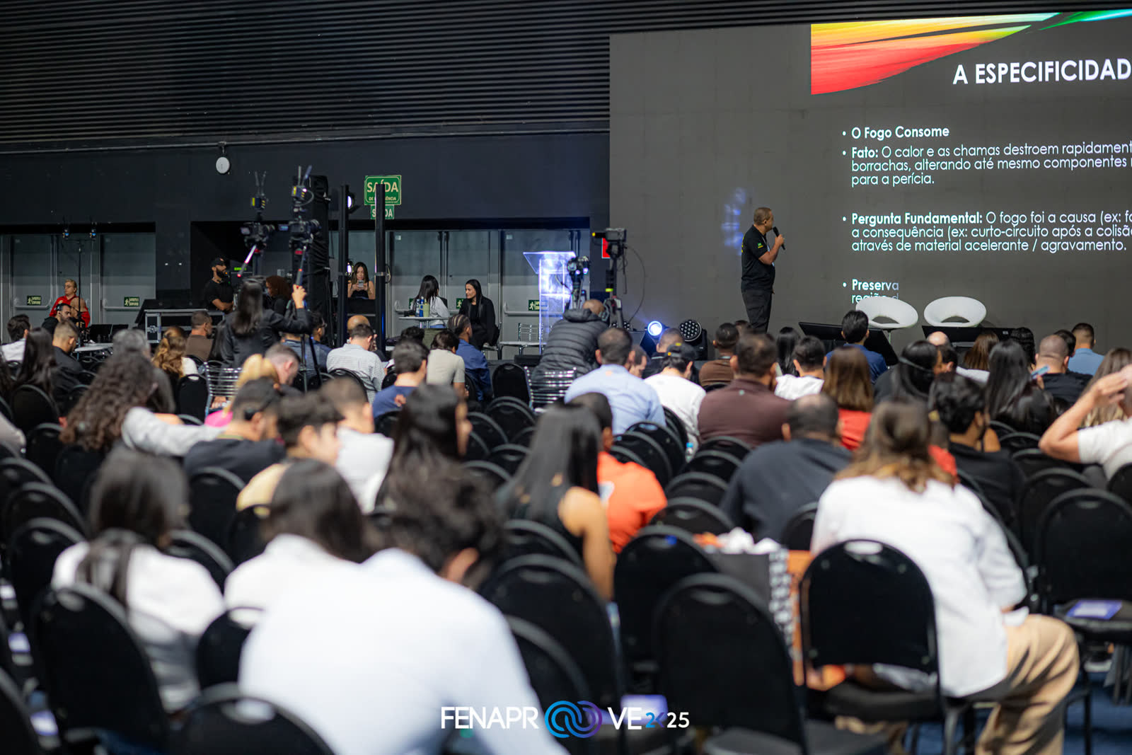 Corredor de estandes lotado na Fenaprove 2025
